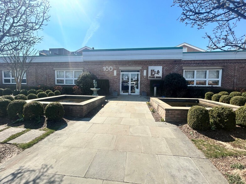 100 Frank Rd, Hicksville, NY à louer - Photo du bâtiment - Image 2 de 4