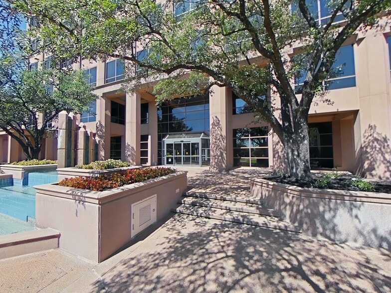 70 NE Loop 410, San Antonio, TX à louer - Photo du bâtiment - Image 3 de 17