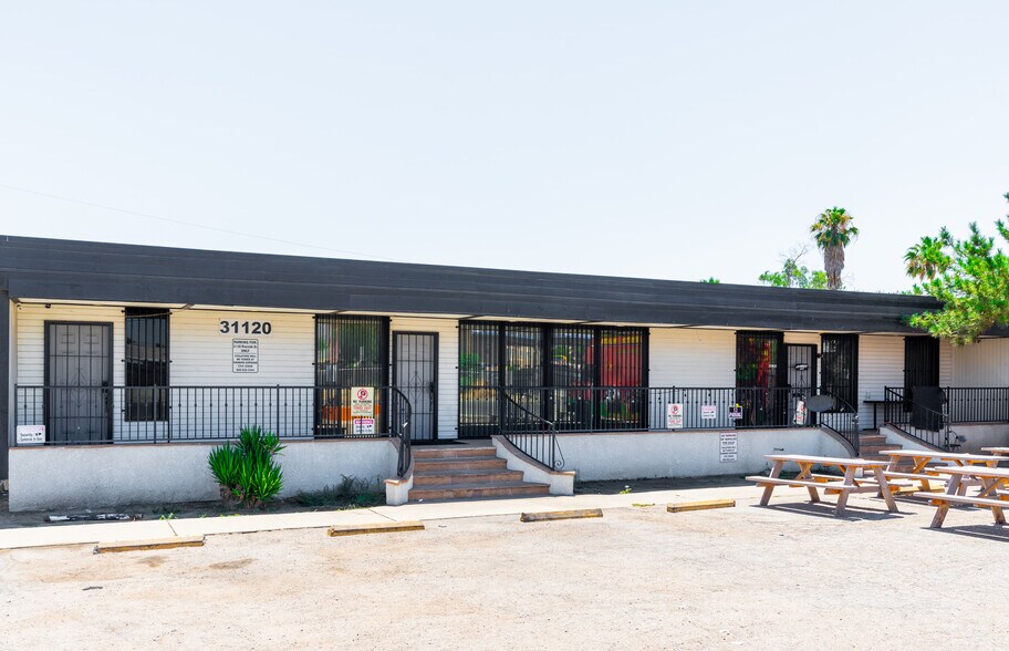 31120 Riverside Dr, Lake Elsinore, CA à vendre - Photo du bâtiment - Image 2 de 13