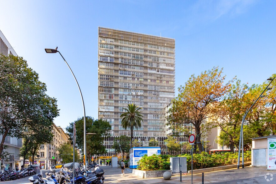 Plaça Gal.La Placídia, 1-7, Barcelone, Barcelona à louer - Photo du bâtiment - Image 3 de 7