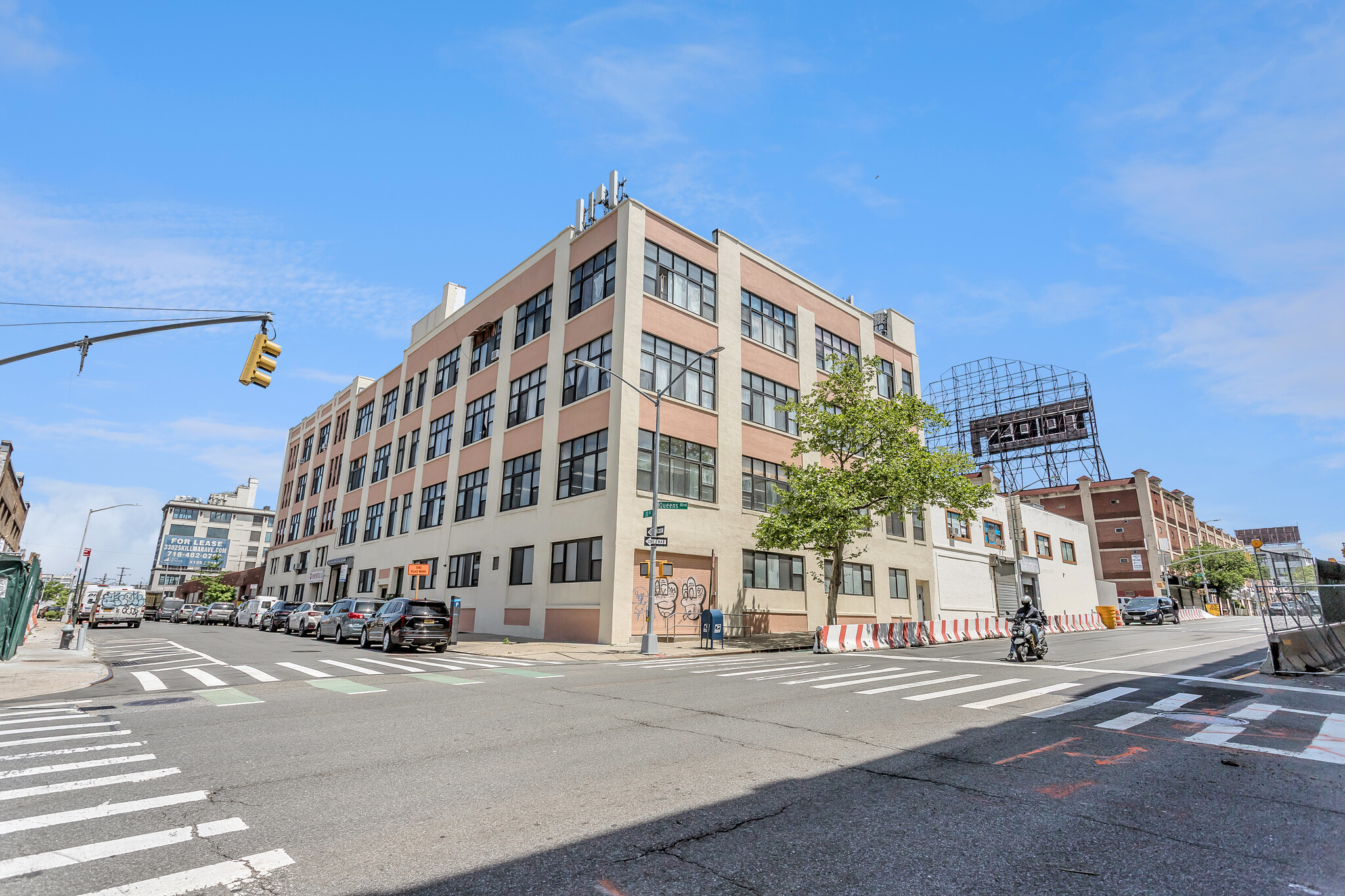 33-01 Queens Blvd, Long Island City, NY à louer Photo du bâtiment- Image 1 de 8
