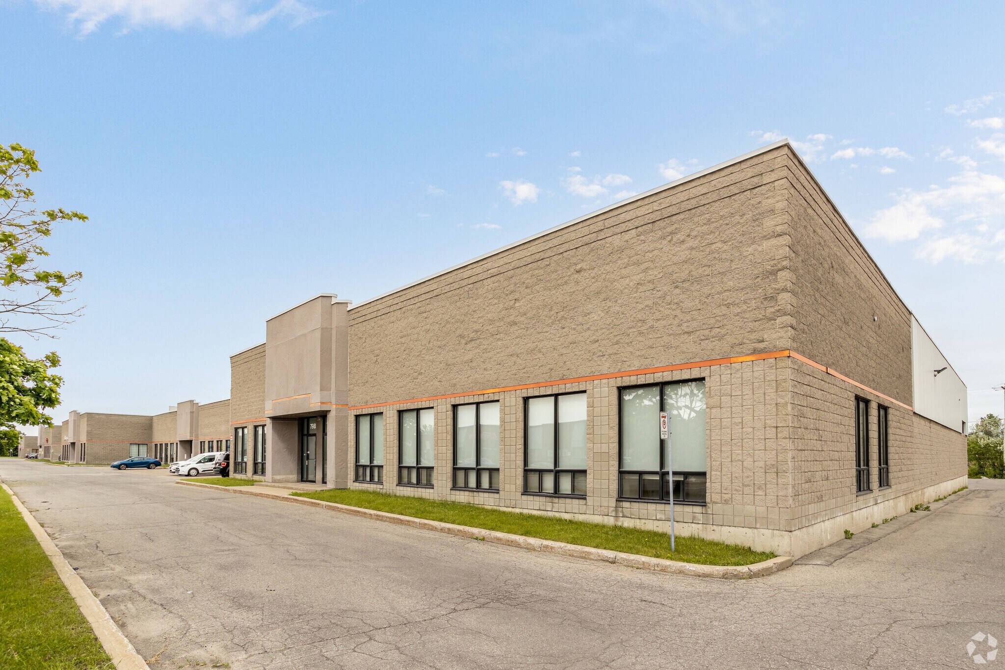 79 Boul Brunswick, Dollard-des-Ormeaux, QC for sale Primary Photo- Image 1 of 1