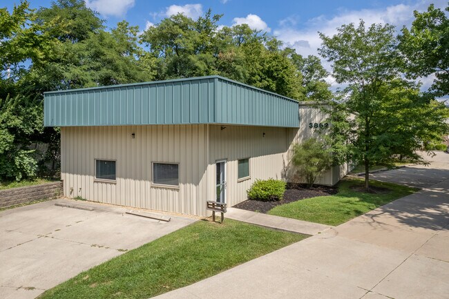 Plus de détails pour 3862 Race Rd, Cincinnati, OH - Local d'activités à louer