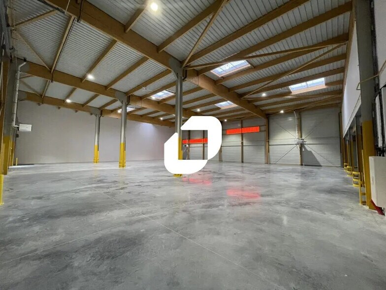 6 Rue Clément Ader, Brie-Comte-Robert for lease - Interior Photo - Image 3 of 6