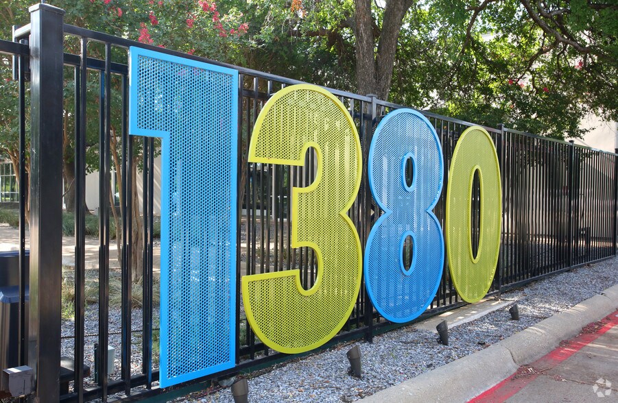 1380 River Bend Dr, Dallas, TX à vendre - Photo du bâtiment - Image 2 de 18