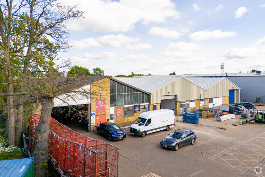 111 Chertsey Rd, Byfleet for lease - Building Photo - Image 2 of 3