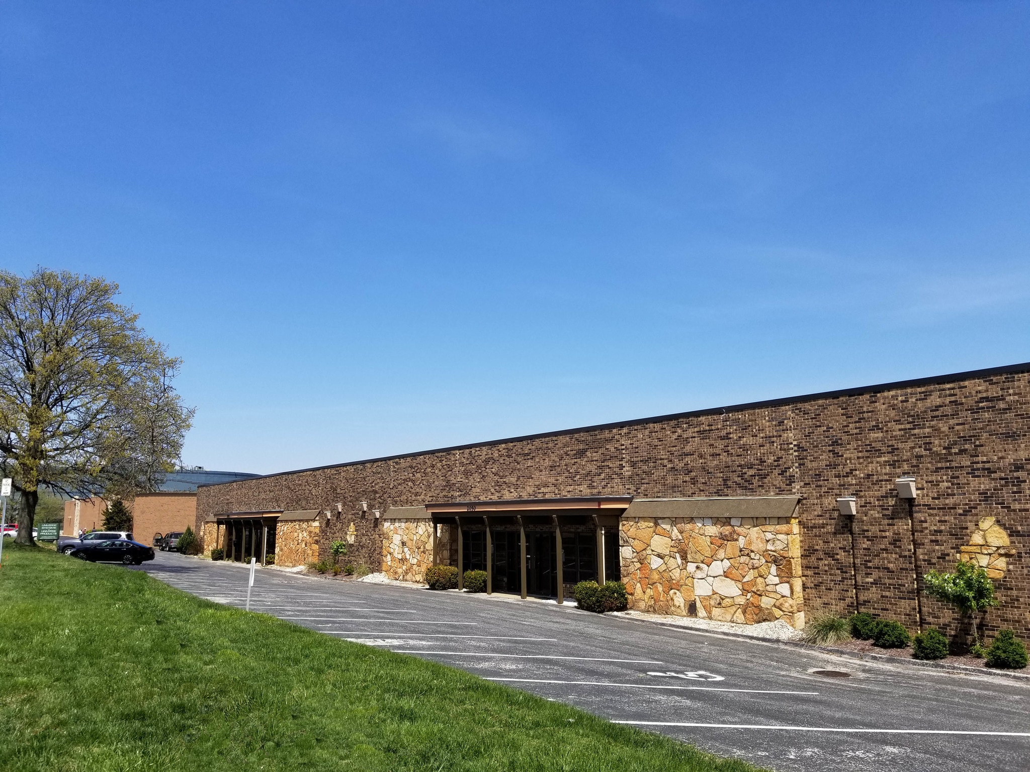2022-2052 Congressional Dr, Maryland Heights, MO for lease Primary Photo- Image 1 of 9