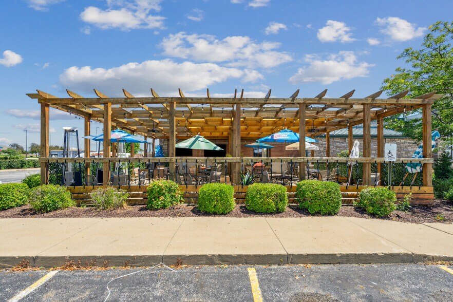 5400 Edgewood Rd NE, Cedar Rapids, IA à vendre - Photo du bâtiment - Image 2 de 12