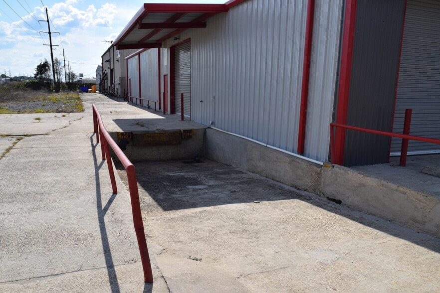 2611 N Dumont Dr, Baton Rouge, LA for lease - Building Photo - Image 2 of 9