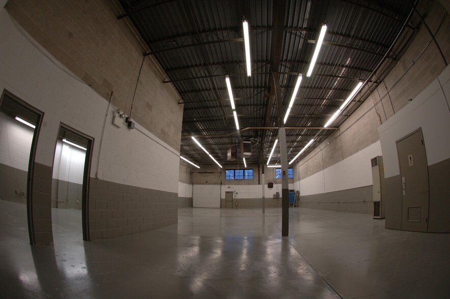 1001 Nicholas Blvd, Elk Grove Village, IL à louer - Photo du bâtiment - Image 2 de 9