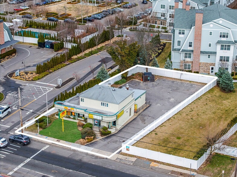777 Broadway, Amityville, NY à vendre - Aérien - Image 2 de 11