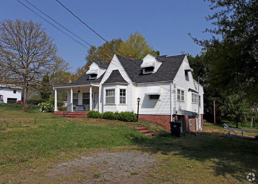 204 E Trade St, Dallas, NC à vendre - Photo principale - Image 1 de 11