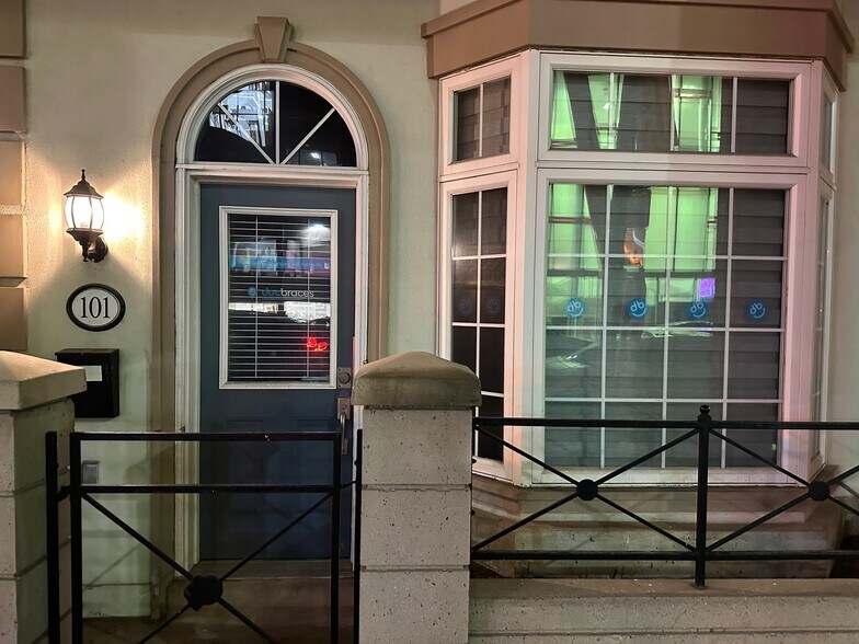 101 Mccaul St, Toronto, ON à louer - Photo du bâtiment - Image 3 de 5