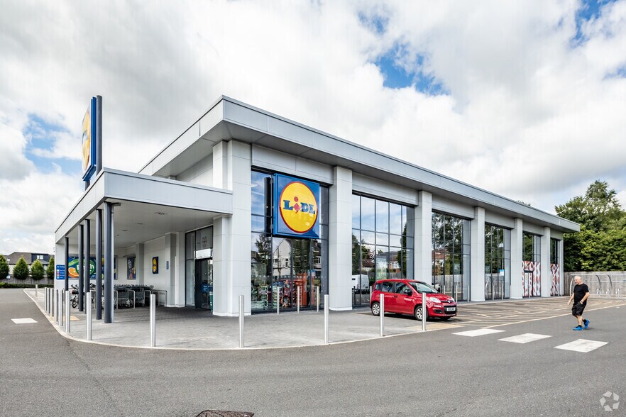 750 Chester Rd, Manchester à louer - Photo du bâtiment - Image 2 de 2