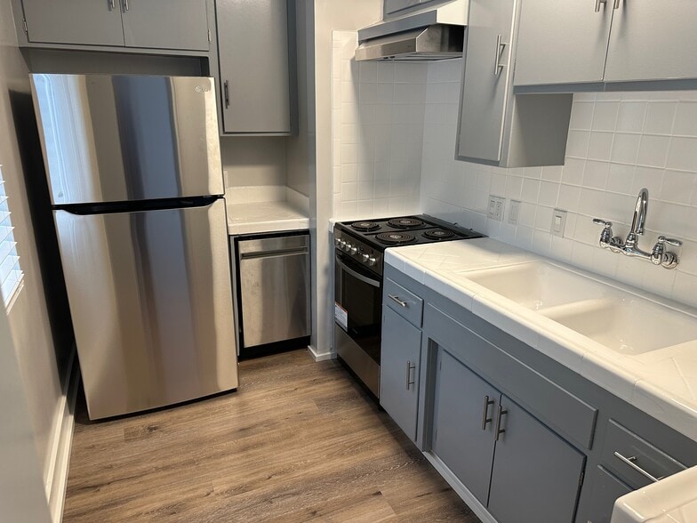 147 N Myrtle Ave, Monrovia, CA for sale - Building Photo - Image 3 of 38