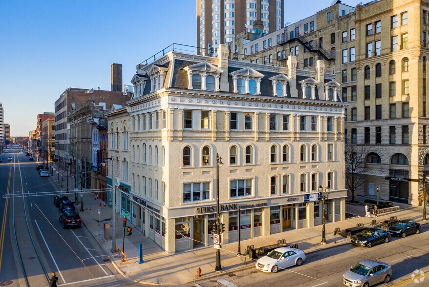 400 E Wisconsin Ave, Milwaukee, WI for lease - Primary Photo - Image 1 of 16