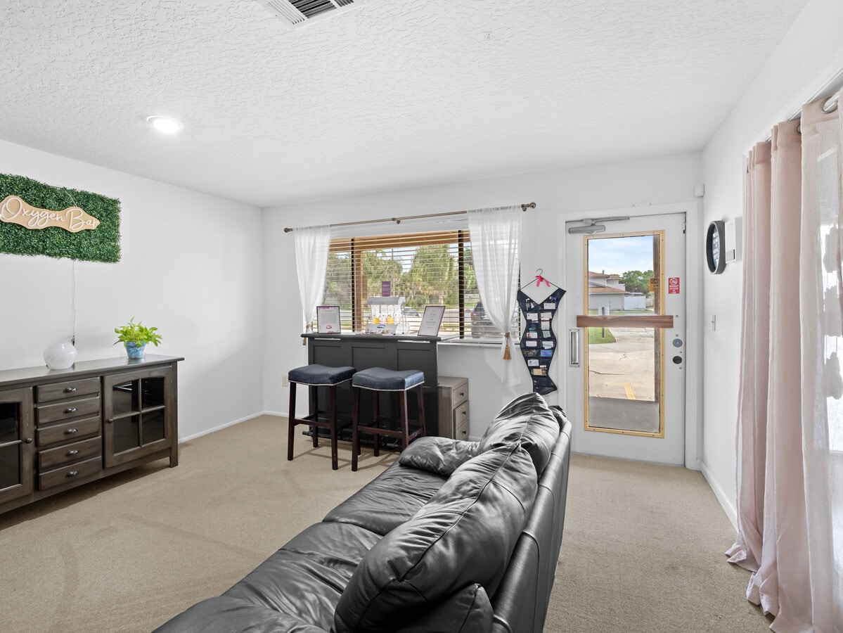 1051-1079 Cheney Hwy, Titusville, FL 32780 - Unité 8 - - Photo intérieure - Image 2 of 9