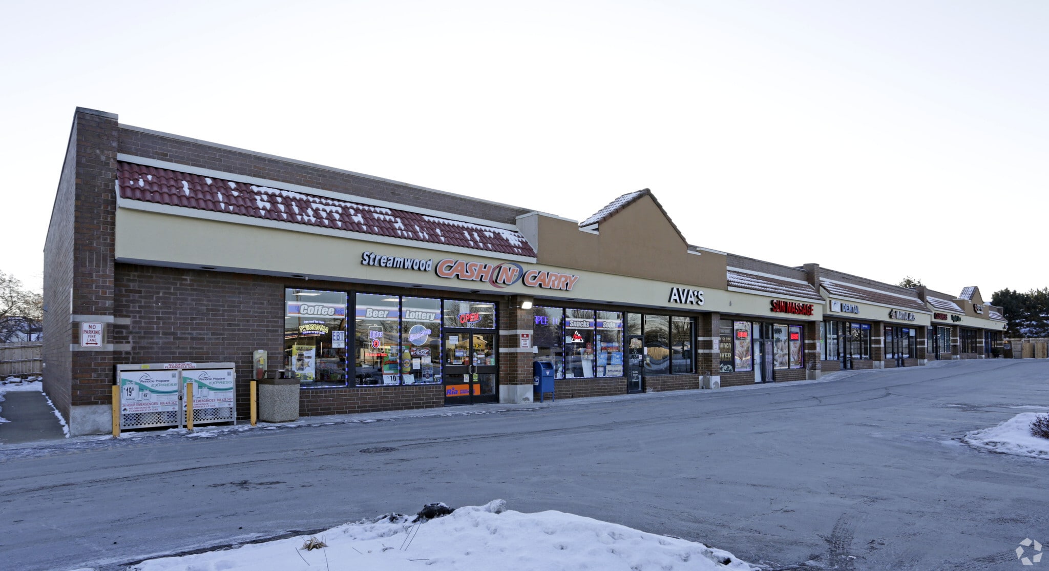 275-305 N Barrington Rd, Streamwood, IL for lease Primary Photo- Image 1 of 5