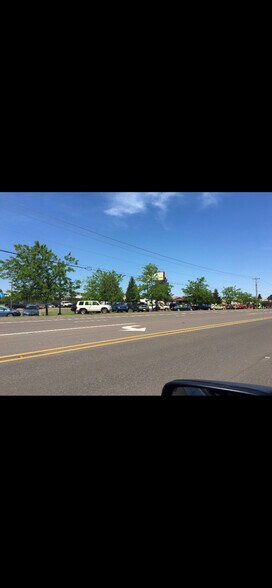 2917 N Pacific Hwy, Woodburn, OR à louer - Photo du bâtiment - Image 2 de 11