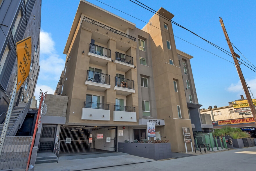 13724 Victory Blvd, Van Nuys, CA for sale - Building Photo - Image 3 of 16
