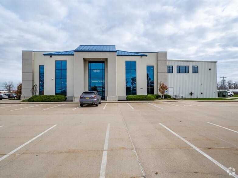 4625 6th St SW, Cedar Rapids, IA for lease - Building Photo - Image 1 of 30