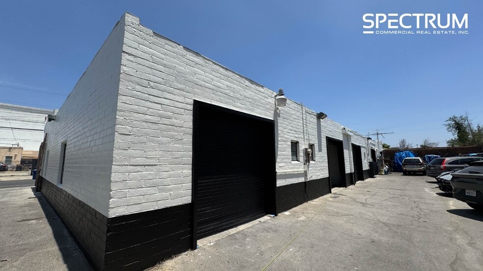 14516-14524 Arminta St, Panorama City, CA for lease - Building Photo - Image 3 of 8