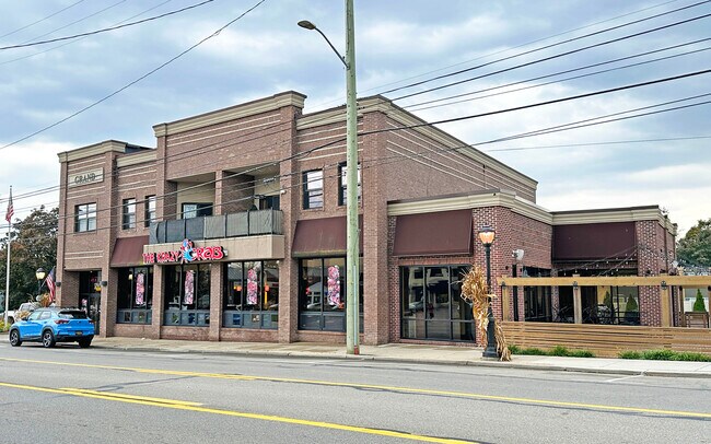 Plus de détails pour 32821 Grand River Ave, Farmington Hills, MI - Commerce de détail à vendre