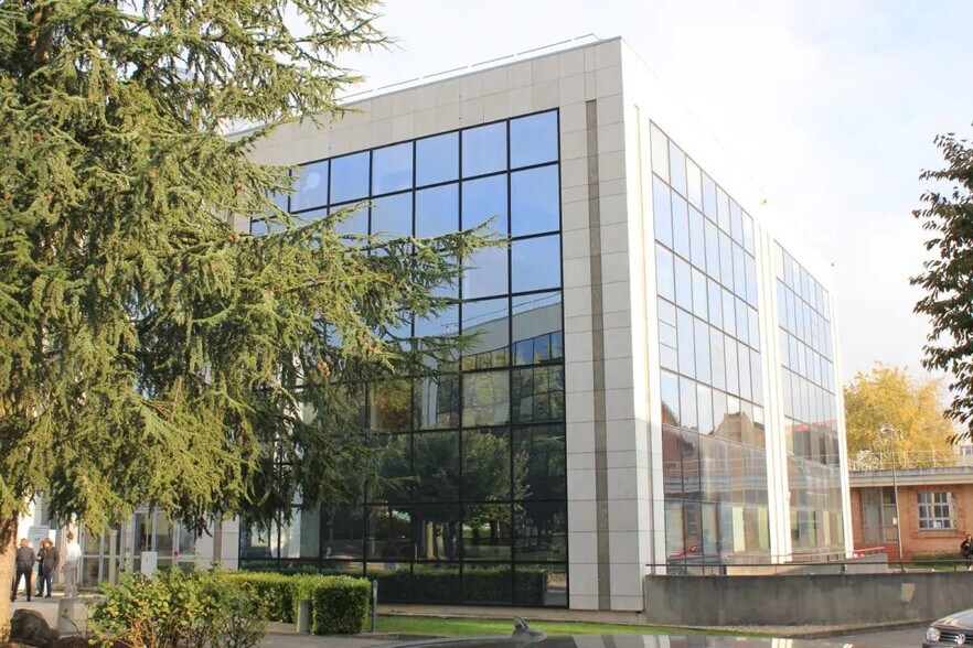 Office in Cergy for lease - Building Photo - Image 1 of 5