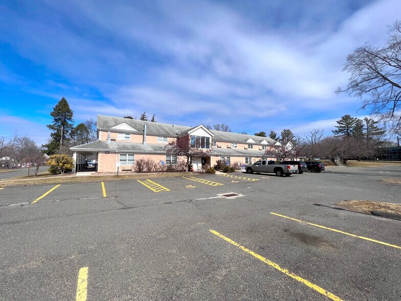 745 Burnside Ave, East Hartford, CT à vendre - Photo du bâtiment - Image 3 de 37
