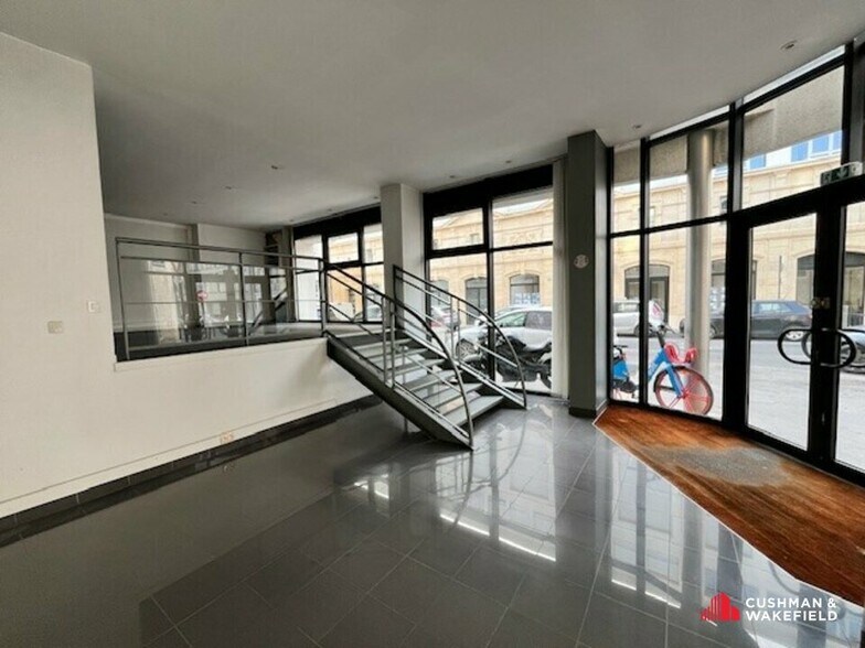 Office in Bordeaux for lease - Interior Photo - Image 2 of 7
