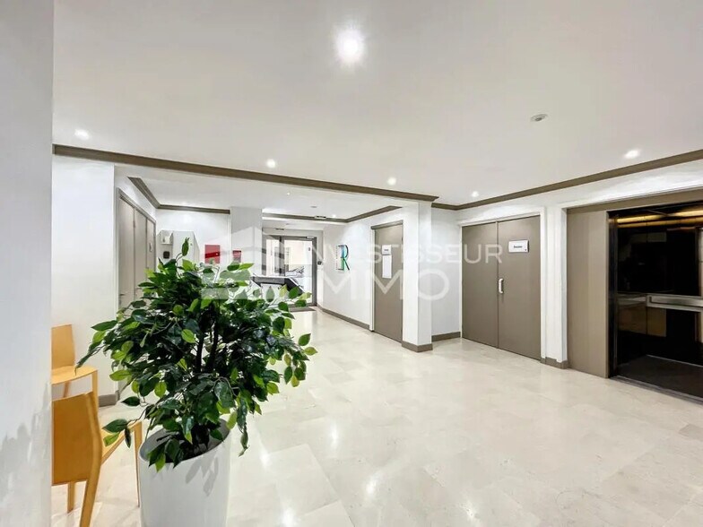 Bureau dans Fontainebleau à louer - Photo du bâtiment - Image 1 de 2