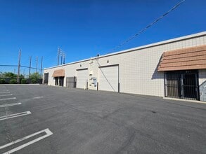 9767 Glenoaks Blvd, Sun Valley, CA for lease Interior Photo- Image 2 of 3