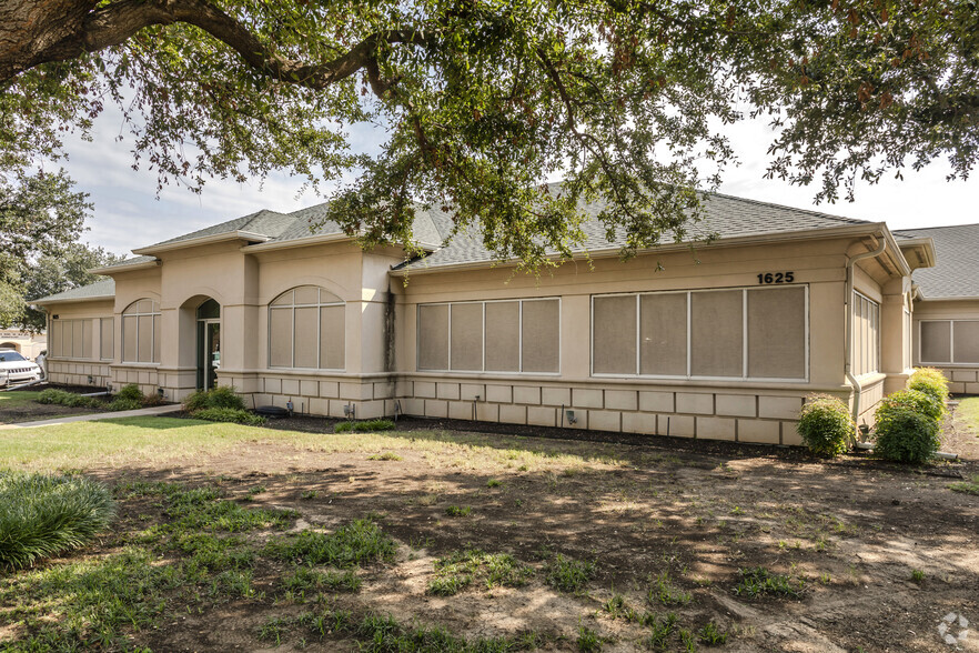 1625 Lancaster Dr, Grapevine, TX for lease - Building Photo - Image 1 of 12