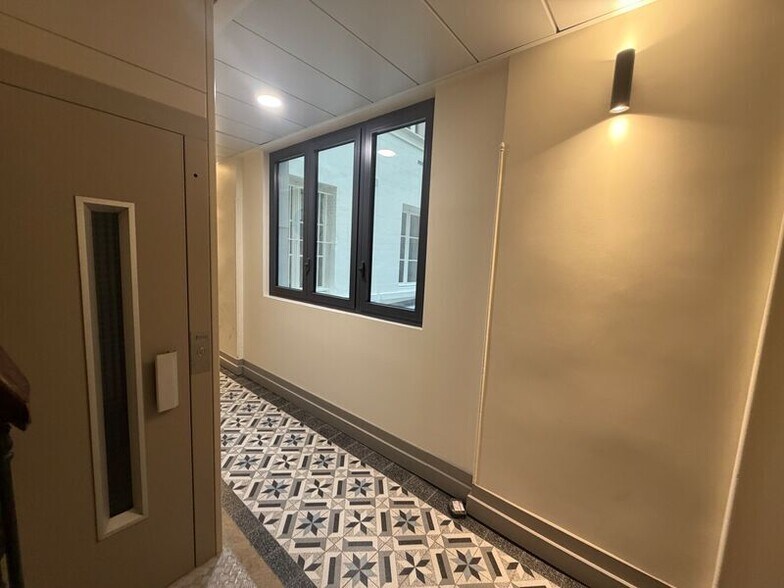 Office in Bordeaux for lease - Interior Photo - Image 2 of 6