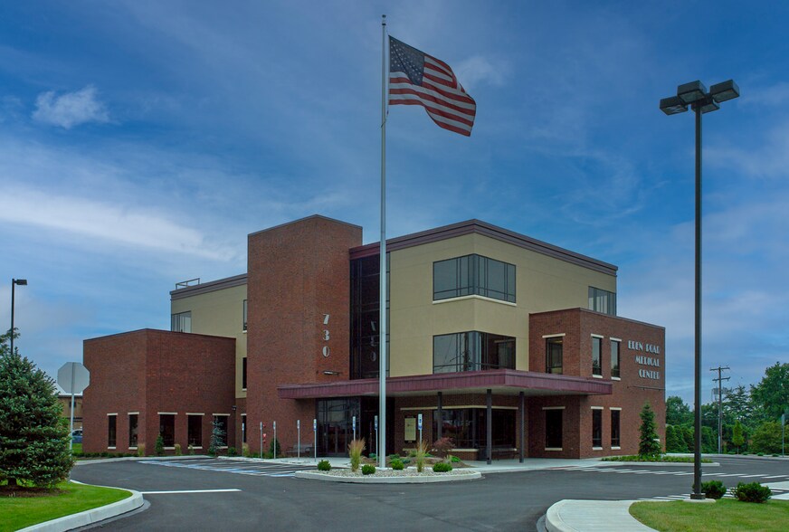 730 Eden Rd, Lancaster, PA à louer - Photo du bâtiment - Image 2 de 9