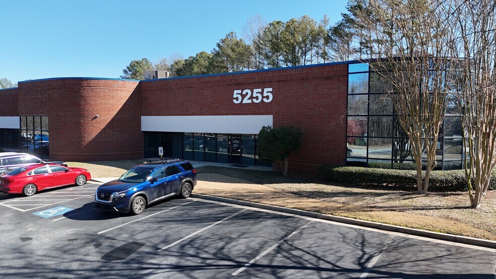 5255 Snapfinger Park Dr, Lithonia, GA à louer - Photo du bâtiment - Image 2 de 13