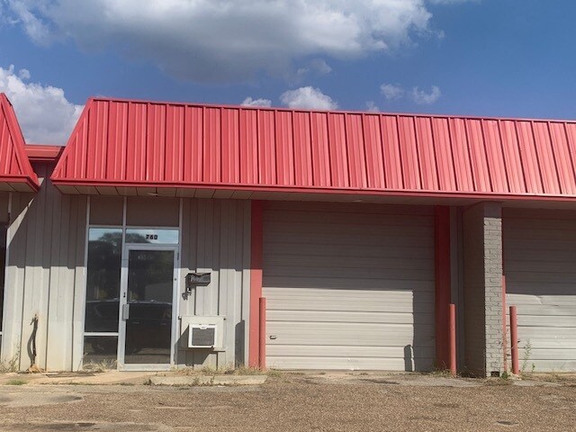 760 S Eastman Rd, Longview, TX à louer - Photo du bâtiment - Image 2 de 2
