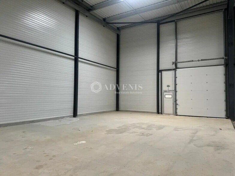 Flex in Louvres for sale - Building Photo - Image 1 of 8