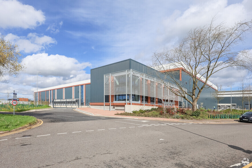 York Crescent, Borehamwood for lease - Building Photo - Image 1 of 6