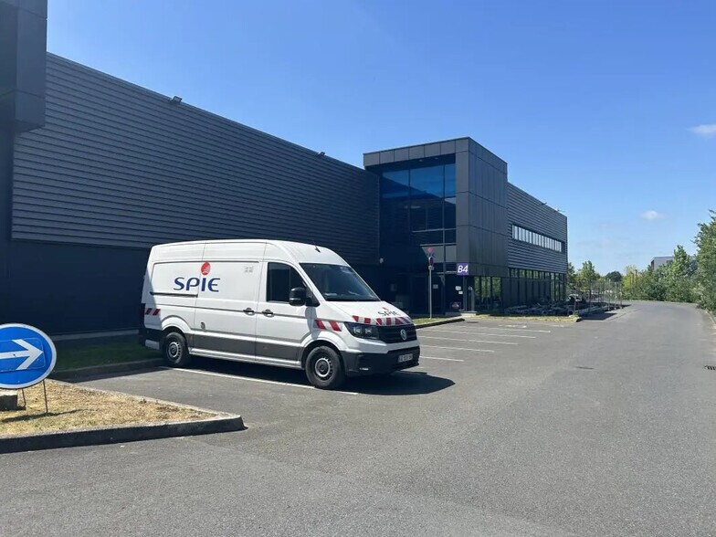 Bureau dans Sainghin-en-Mélantois à louer - Photo du bâtiment - Image 3 de 7