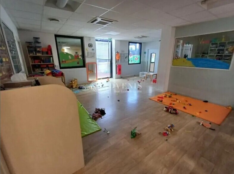 Retail in Vaulx-en-Velin for lease - Building Photo - Image 3 of 12