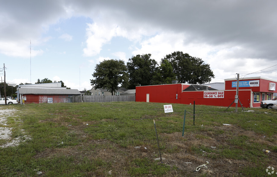 201-203 E Judge Perez Dr, Chalmette, LA for lease - Building Photo - Image 1 of 2