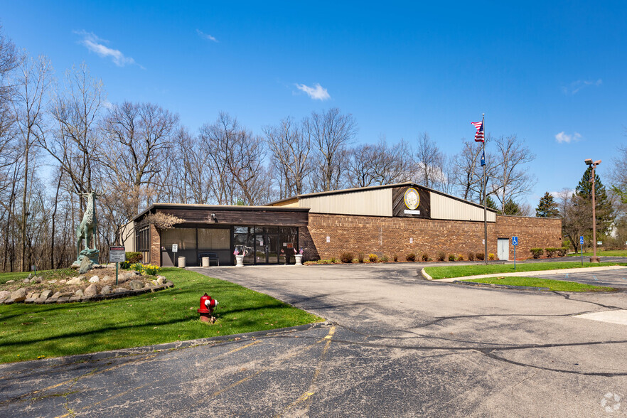 2100 Scott Lake Rd, Waterford, MI à vendre - Photo du bâtiment - Image 1 de 1