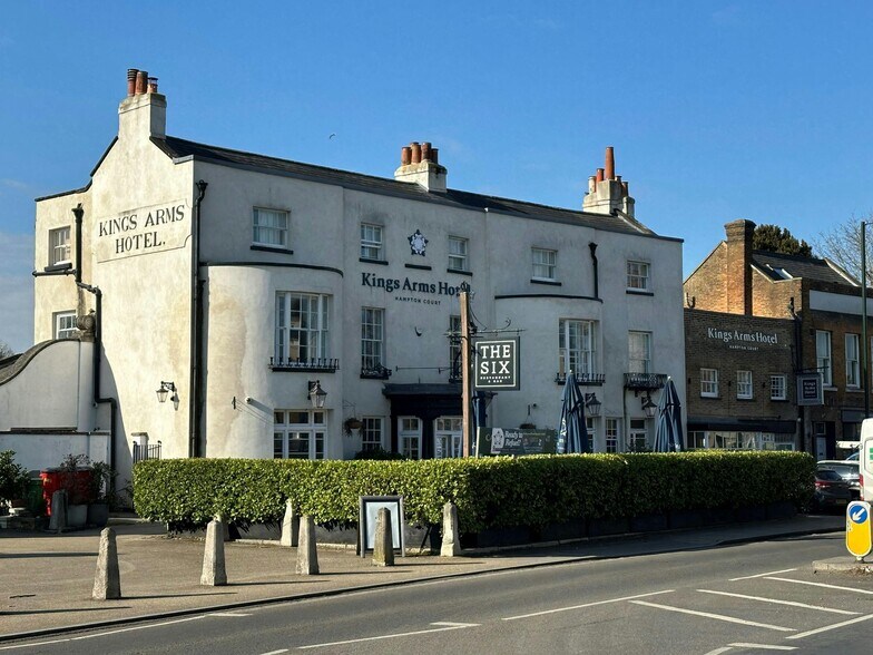 Hampton Court Rd, East Molesey à vendre - Photo du bâtiment - Image 2 de 5