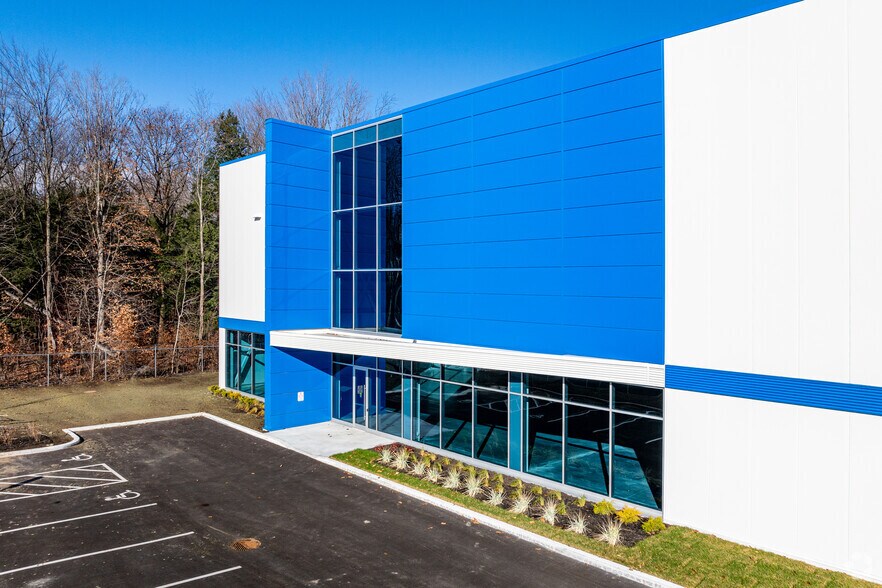 4915 Rue Louis B Mayer, Laval, QC à louer - Photo du bâtiment - Image 2 de 18