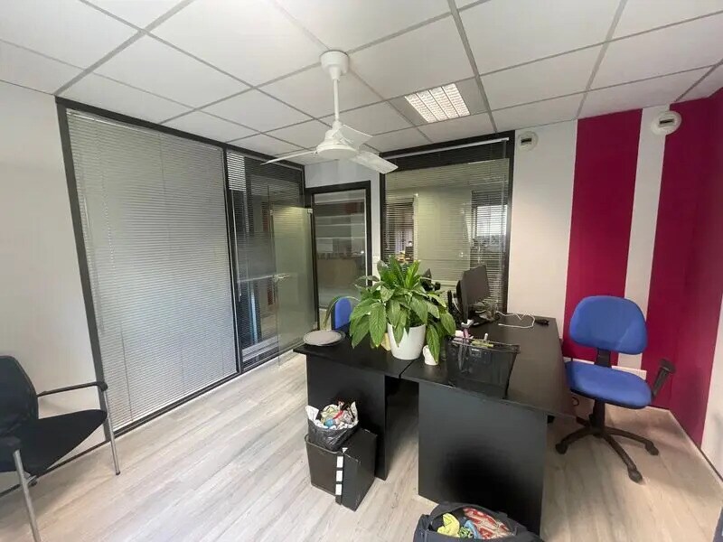 Office in Lyon for sale Building Photo- Image 1 of 11