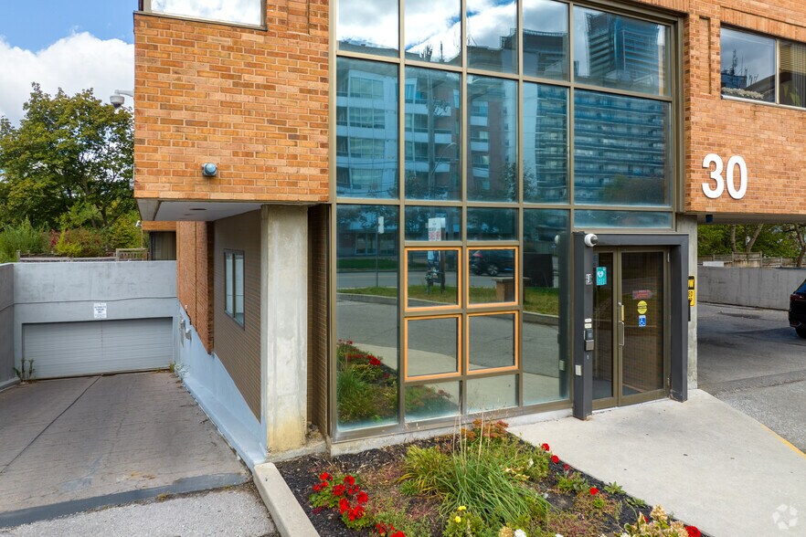 30 Drewry Ave, Toronto, ON à louer - Photo du bâtiment - Image 3 de 3