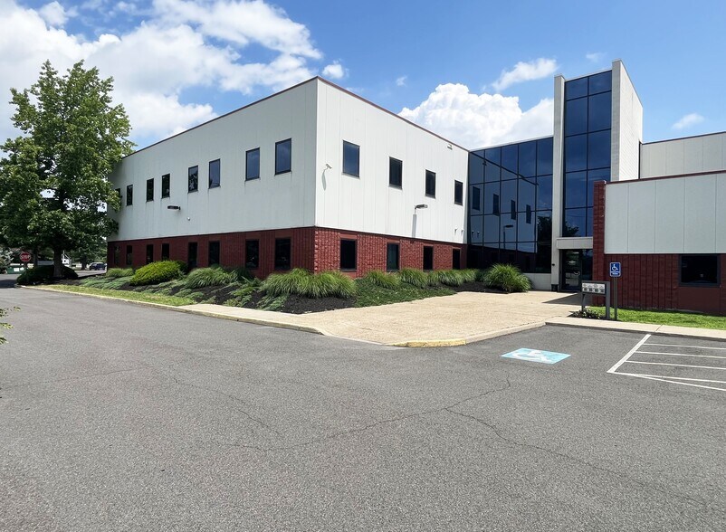 310 George Patterson Blvd, Bristol, PA à louer - Photo du bâtiment - Image 1 de 7