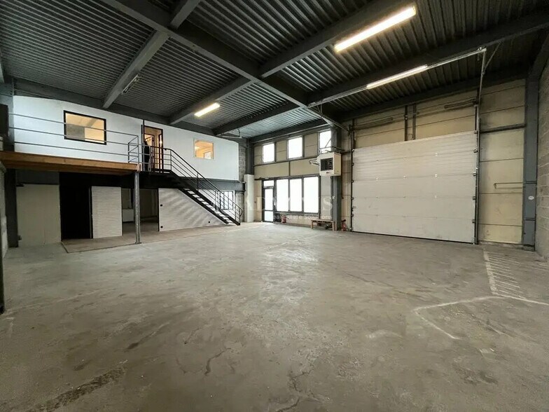 Flex in Le Thillay for lease - Building Photo - Image 1 of 9