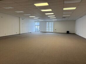 5525 S Cedar St, Lansing, MI à louer Photo intérieure- Image 1 de 3